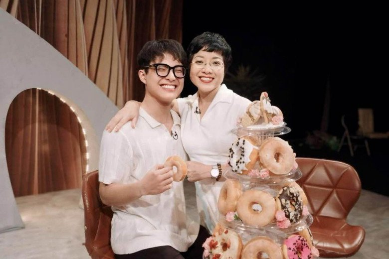 Dân tình nhận xét quý tử Công Lý nay đã vượt mặt bố về độ điển trai.