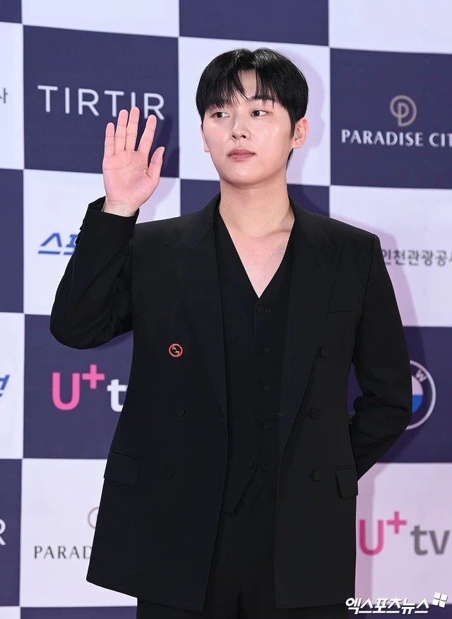 Ryu Jun Yeol (trái) tái xuất lễ trao giải Rồng Xanh sau lùm xùm tình ái tay ba với Han So Hee - Hyeri. Ngoài ra, lễ trao giải còn có sự góp mặt của nam diễn viên Choi Hyun Wook, nổi tiếng với phim học đường Dưa hấu lấp lánh .