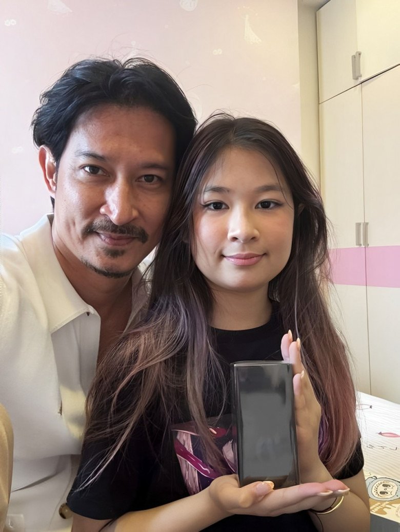 Bé Cát Cát được khen ngợi ngày càng xinh xắn.