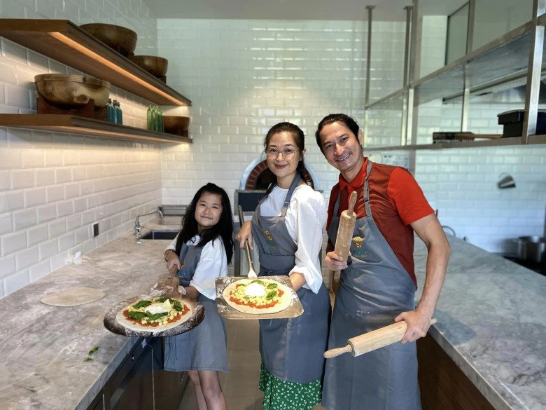 Huy Khánh và bà xã Mạc Anh Thư đồng lòng nuôi dạy con gái.