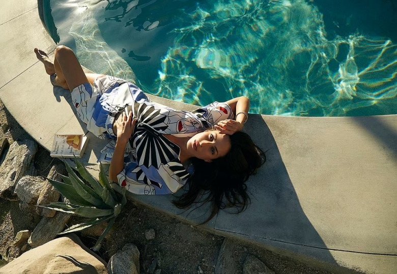 Bạn gái Brad Pitt có học vấn “khủng” và nhan sắc cuốn hút.