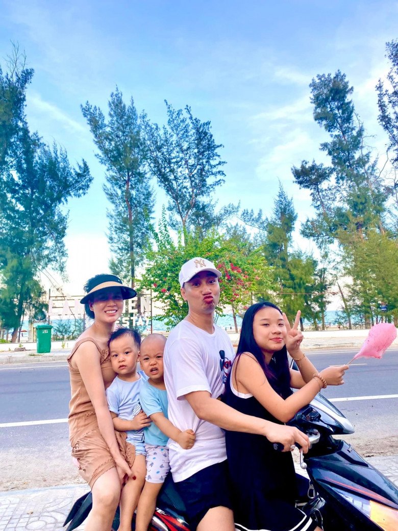 Vi An thân thiết với gia đình mới của bố. 