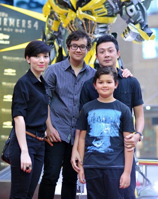 MC Anh Tuấn có 2 con trai lai Tây. 
