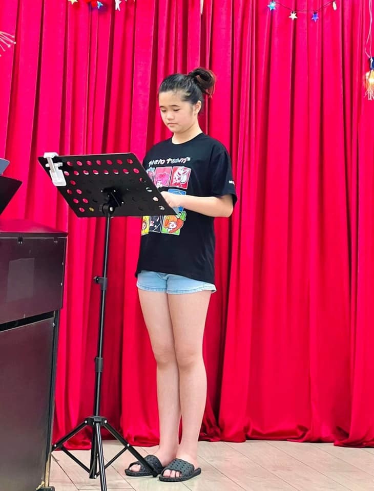 Ái nữ nhà Thúy Nga được trau dồi nhiều tài lẻ.