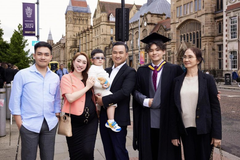 Lý Thùy Chang sang chúc mừng con riêng của chồng tốt nghiệp đại học.