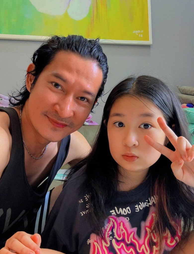 Huy Khánh liên tục cập nhật hình ảnh của con gái.