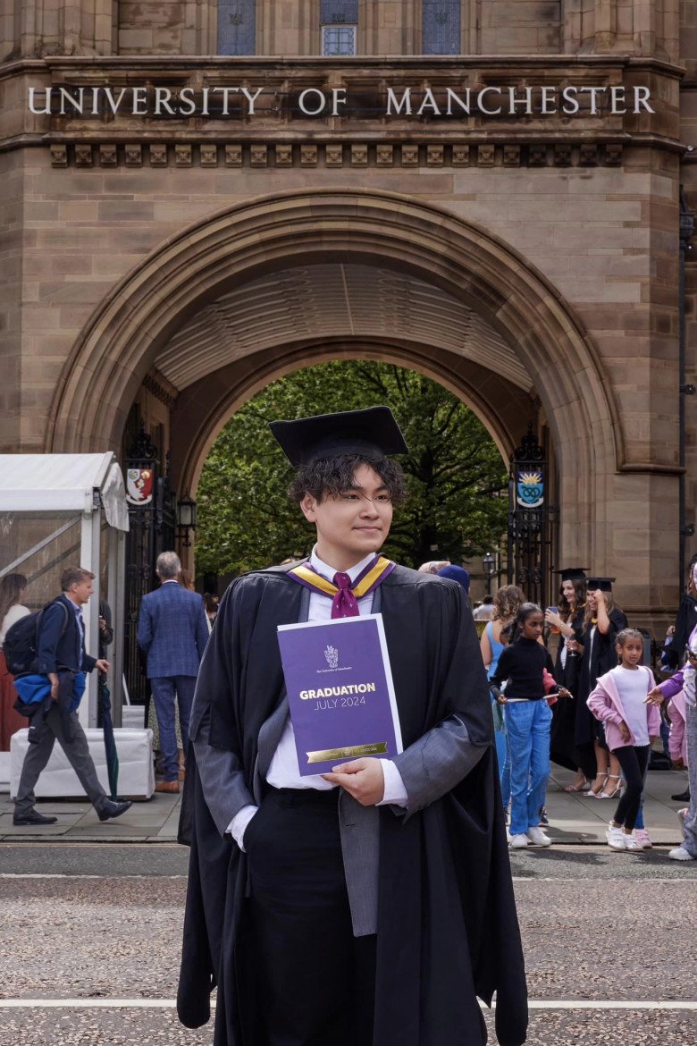 Con trai Chi Bảo du học Anh, có thành tích tốt.