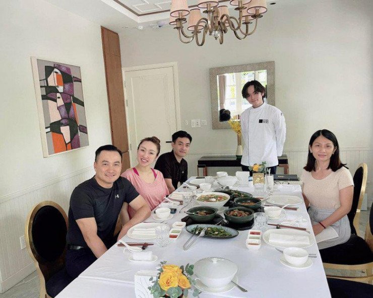 Mẹ ruột của Gia Cát cũng có mối quan hệ tốt với Lý Thùy Chang.