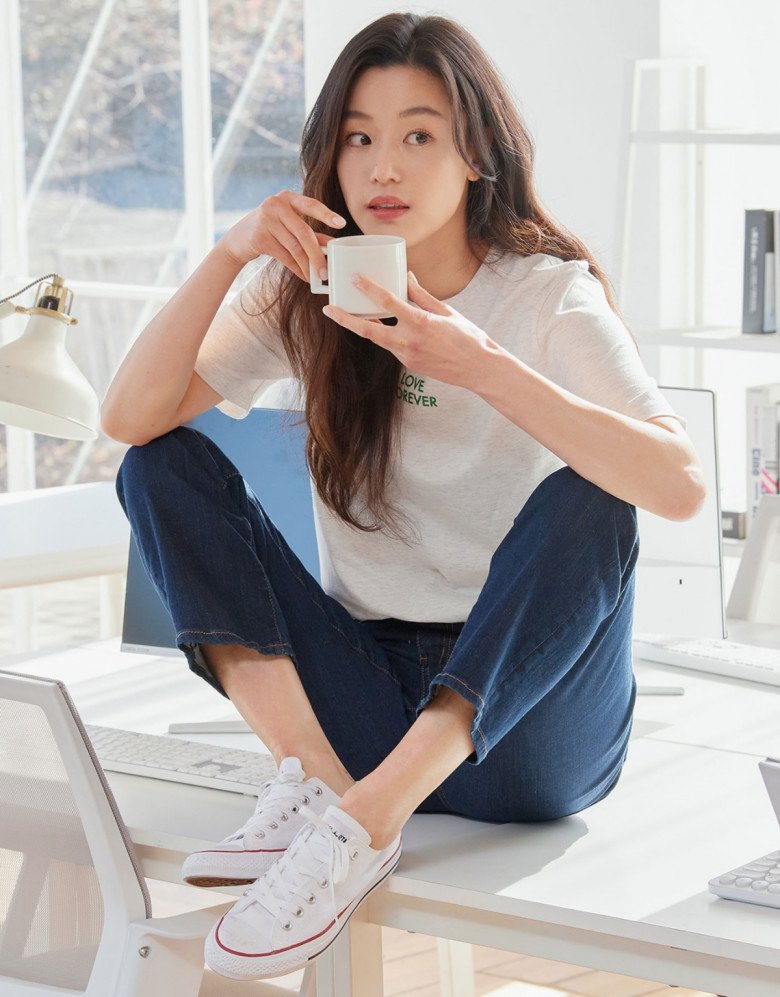 Bà mẹ 2 con chia sẻ việc thoa son thật đậm trước khi ăn để kiểm soát việc nạp năng lượng vào cơ thể.