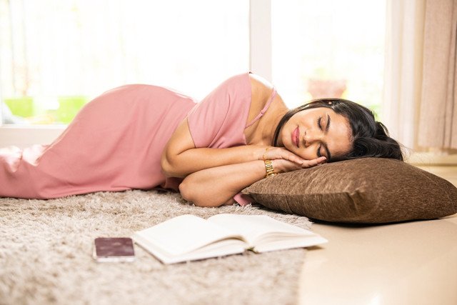 Ngủ trên sàn có thể tốt cho lưng nếu nằm đúng cách và chọn nơi phù hợp. (Ảnh minh họa)