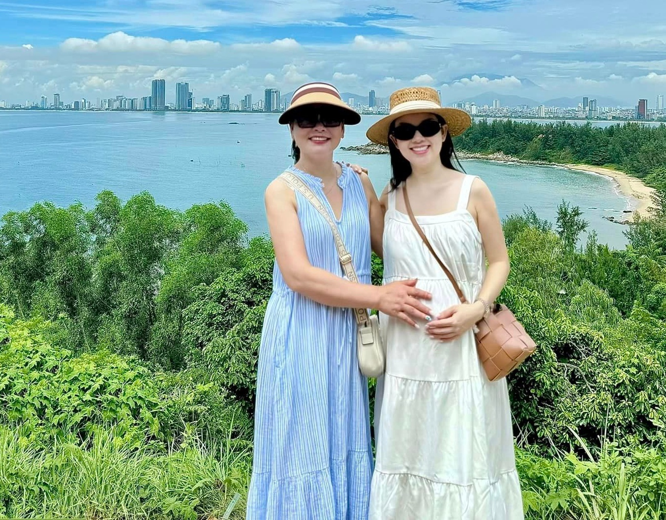 Mẹ ruột cũng đi cùng Ly Kute trong chuyến du lịch này.