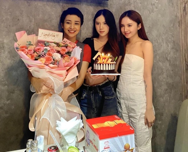 Thúy Hiền có 2 con gái với Tú Dưa là Ngân Hà (20 tuổi) và Lam Phương (19 tuổi), đều đang ở cùng mẹ. 