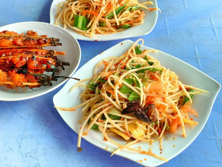 Bên cạnh món gỏi đu đủ, khách du lịch hãy một lần thử thưởng thức món thịt nướng xiên tre ở vùng Bảy Núi. Tuy đơn giản nhưng lại được ướp gia vị đậm đà, mùi vị khó quên.