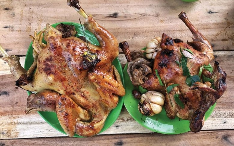 Không phải gà công nghiệp, gà để chế biến món ăn này phải là loại gà đồ, mỗi con chỉ có trọng lượng khoảng từ 1,3kg đến 1,8kg. 