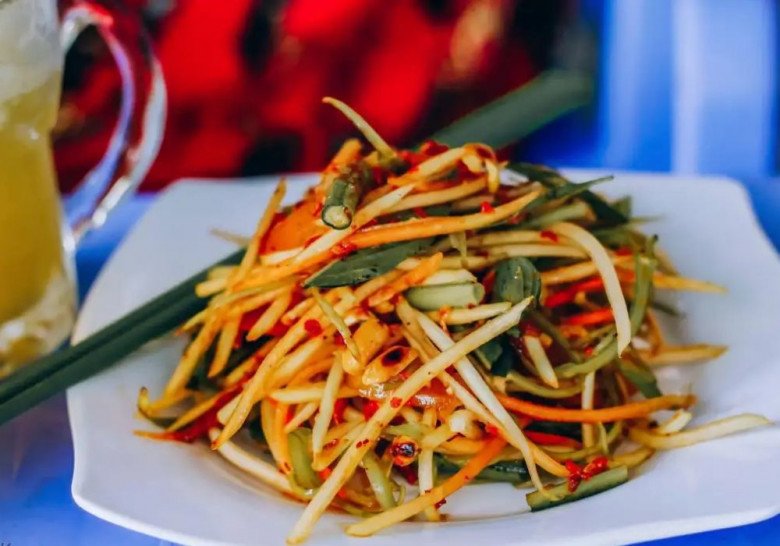 Món đu đủ đâm là món ăn vặt đối với người dân địa phương, thường được bán từ sáng đến chiều. 