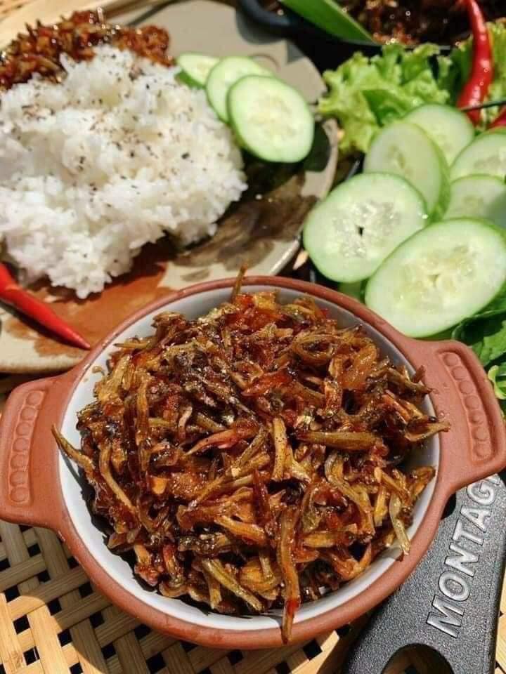 Trong nhiều nhà hàng, quán cơm, món cá cơm khô được đưa vào thực đơn để đãi khách