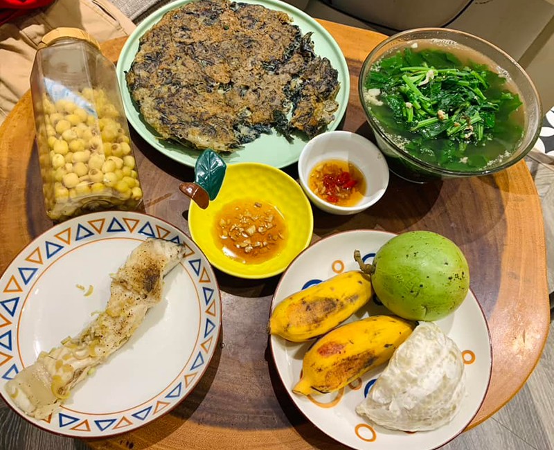 Trứng chiên ngải cứu, canh rau cải.
