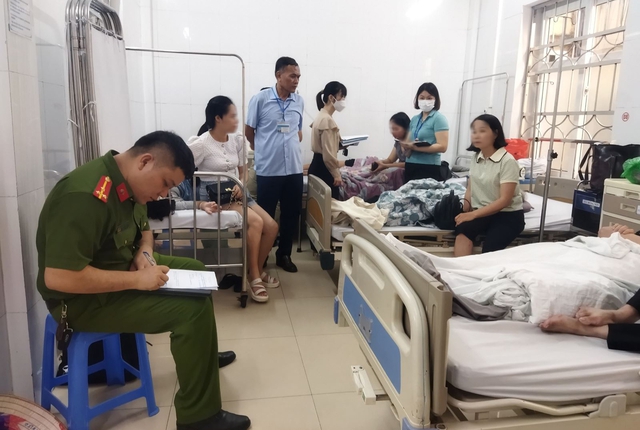 Đoàn kiểm tra liên ngành của TP Hạ Long xác minh thông tin từ các du khách có biểu hiện rối loạn tiêu hóa phải cấp cứu tại Bệnh viện Bãi Cháy