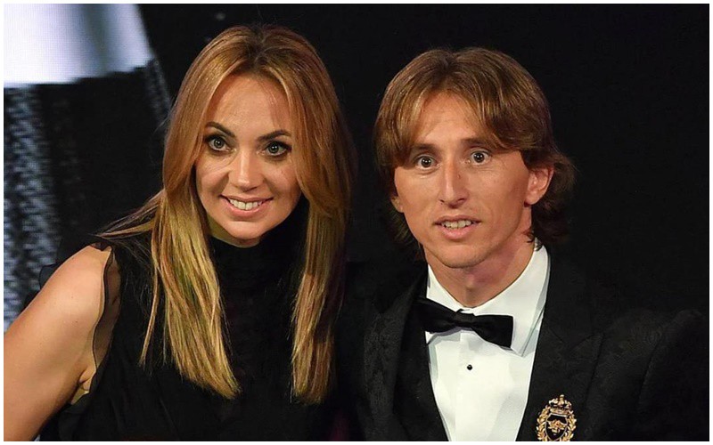 Cô Vanja Bosnic hơn chồng mình, cầu thủ người Croatia Luka Modric, 3 tuổi. Dù chênh lệch tuổi tác cặp đôi vẫn sống hạnh phúc.
