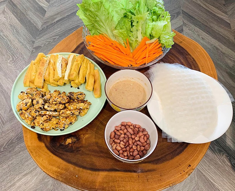 Một bữa chay cuốn với đậu rán, tempeh, sốt bơ lạc...
