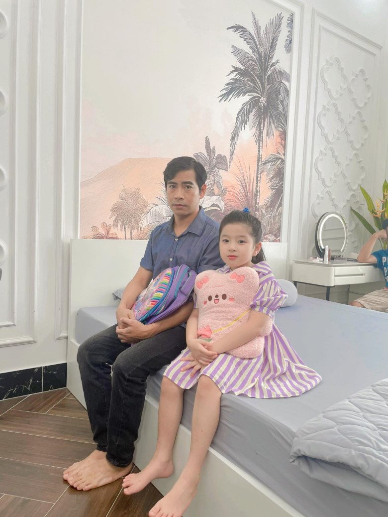Nam diễn viên tiết lộ sau khi diễn cảnh la mắng con gái xong thì anh bị cô bé giận luôn ở ngoài đời, tới hôm sau mới nguôi ngoai.