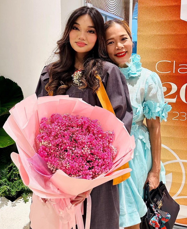 Jennifer theo style trang điểm Âu Mỹ quyến rũ.