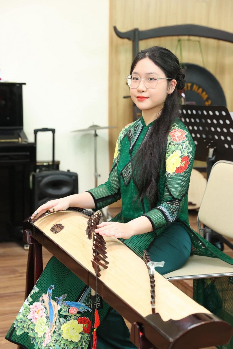 Thảo Nguyên đẹp dịu dàng khi biểu diễn đàn tranh. 