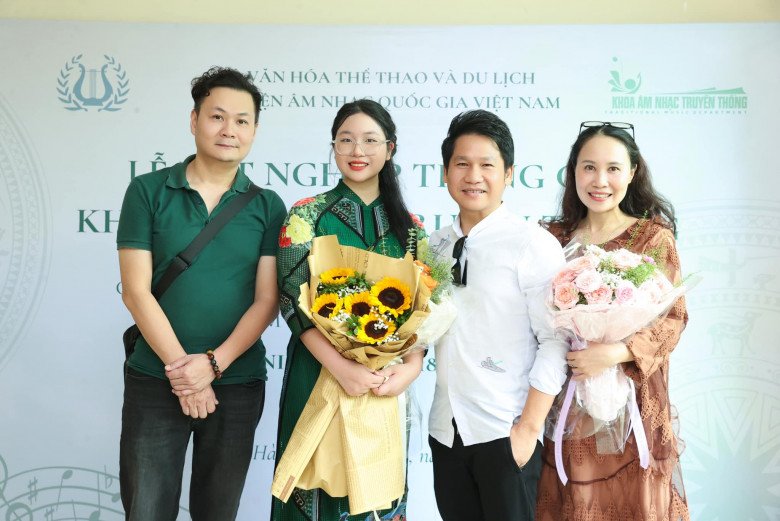 Gia đình Trọng Tấn có mặt trong lễ tốt nghiệp của con gái út. 
