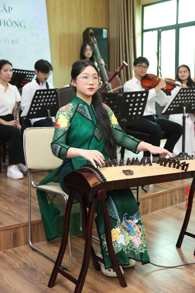Con gái 18 tuổi của Trọng Tấn có thành tích học tập xuất sắc. 
