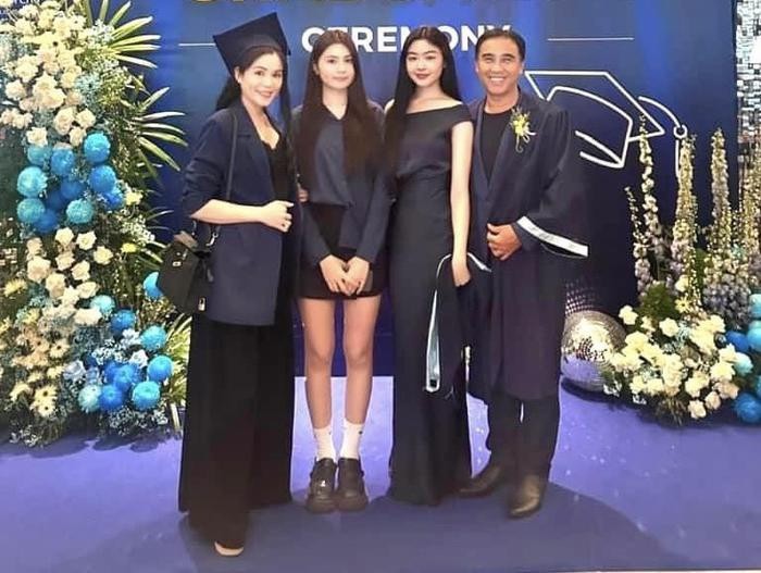 2 con gái của Quyền Linh khoe nhan sắc rạng rỡ. 