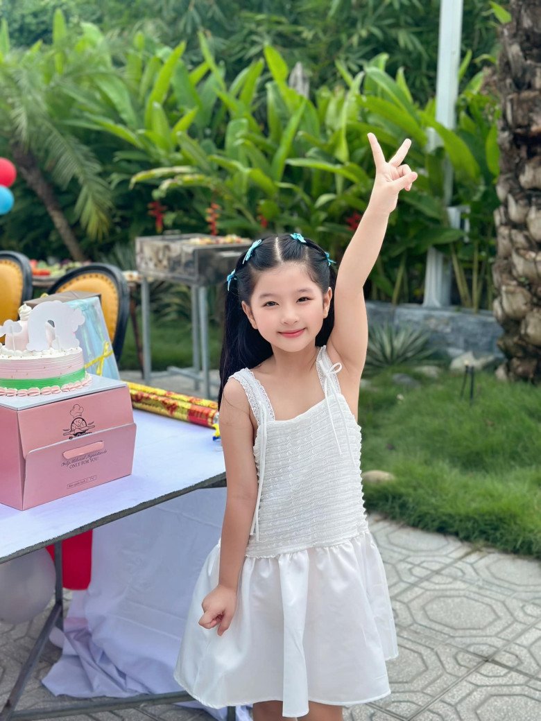 Vẻ đáng yêu ngây thơ của con gái màn ảnh của Thanh Bình.