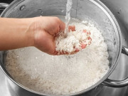 Sức khỏe - Nấu cơm bằng nước nóng hay lạnh tốt hơn? Hóa ra bấy lâu nay nhiều người làm sai