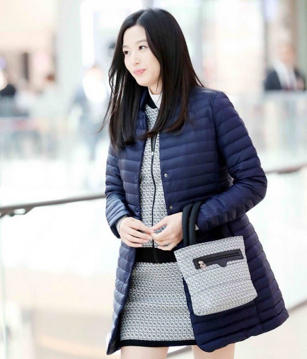 Vào thời kỳ mang bầu cô vẫn rạng rỡ, vóc dáng không thay đổi quá nhiều.