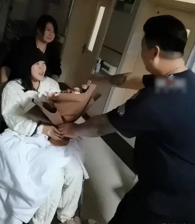 Người chồng tặng hoa cho vợ sau khi rời khỏi phòng sinh.
