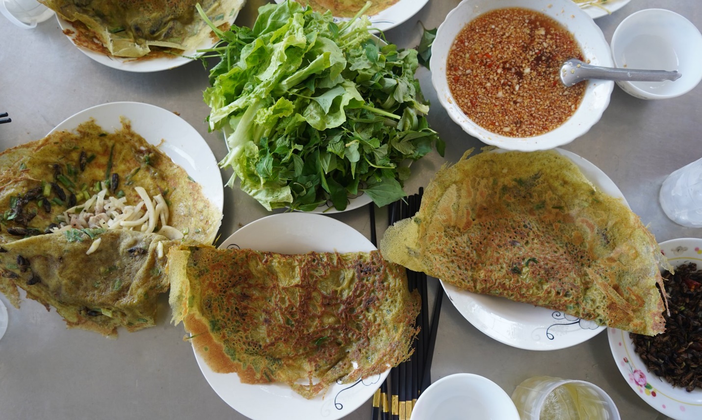 Món bánh xèo dế thơm ngon hấp dẫn