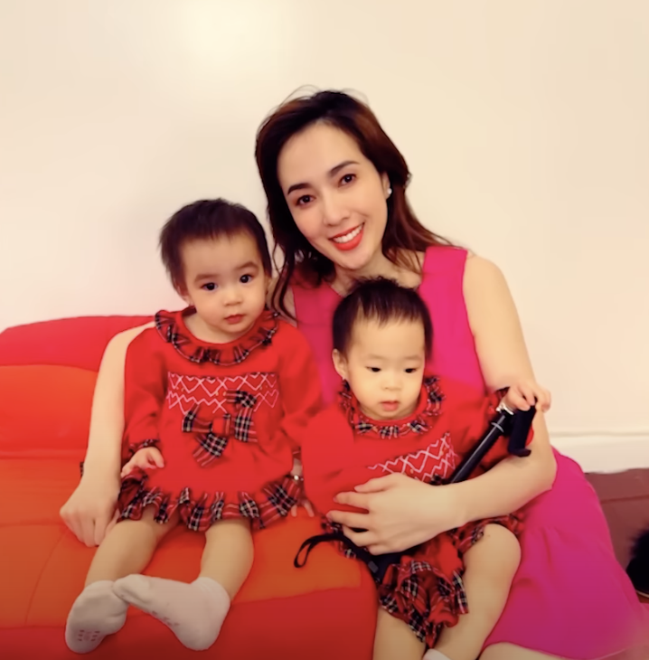 Ngọc Khánh bên cạnh 2 con sinh đôi.
