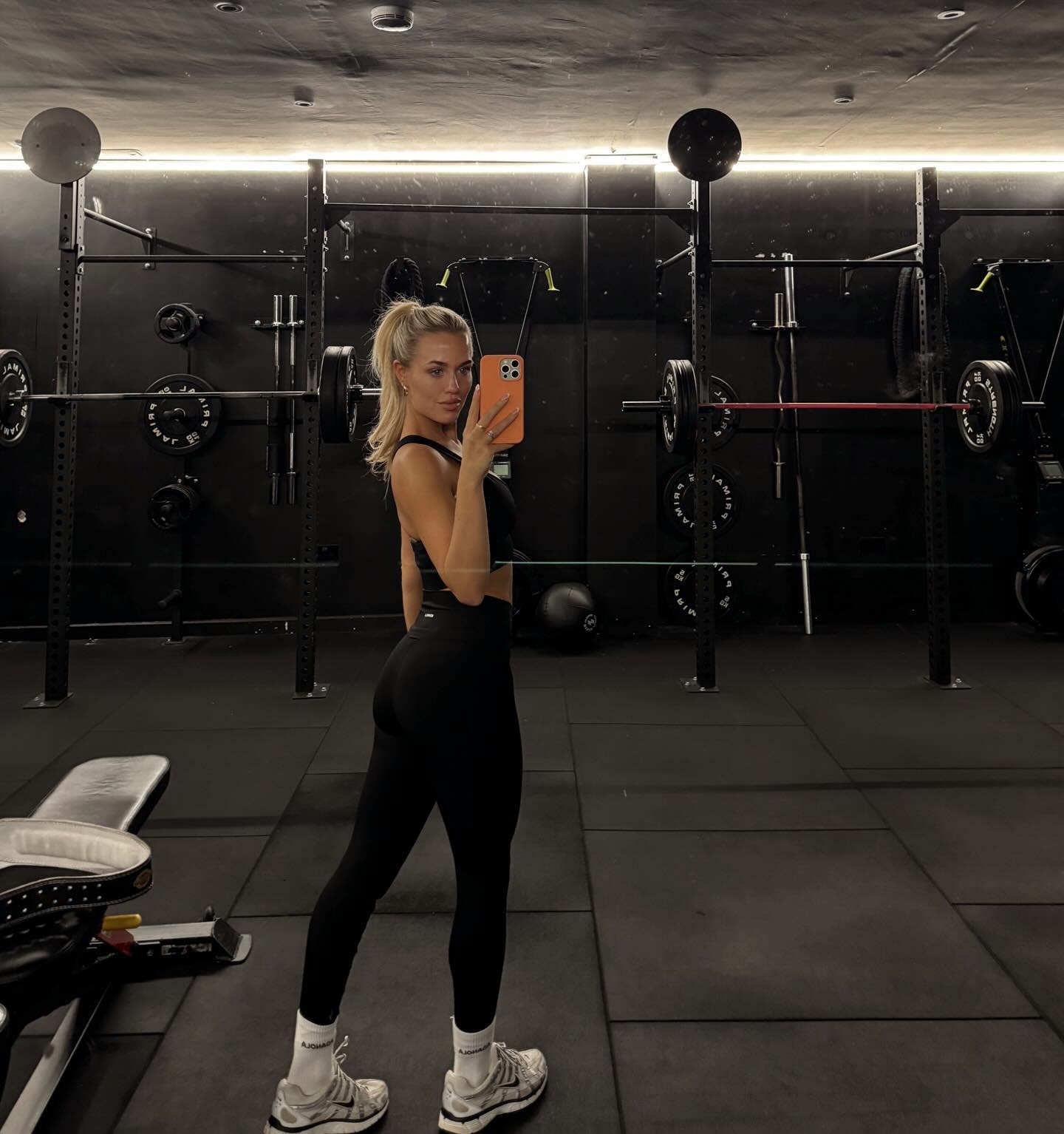 Lottie tập luyện theo kiểu hard-core với những bài tập nặng để nhanh lấy lại vóc dáng.