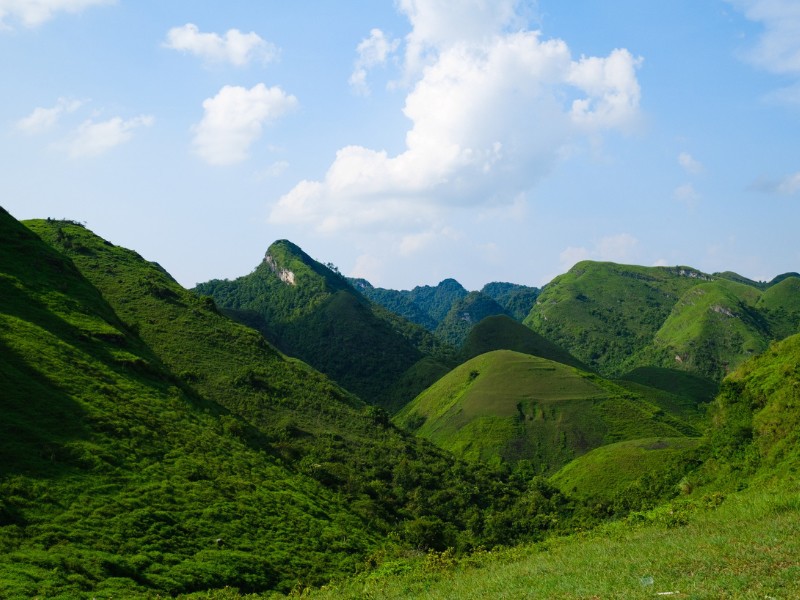 Từ khoảng tháng 5 đến tháng 10 hàng năm, đồi cỏ Ba Quáng (hay còn gọi là đồi cỏ Vinh Quý) - Cao Bằng thu hút nhiều tín đồ mê xê dịch tới khám phá, được ví như “view triệu đô”,… bởi khung cảnh xanh mướt với tầm nhìn tuyệt đẹp từ trên cao. (Ảnh: Đàm Anh)
