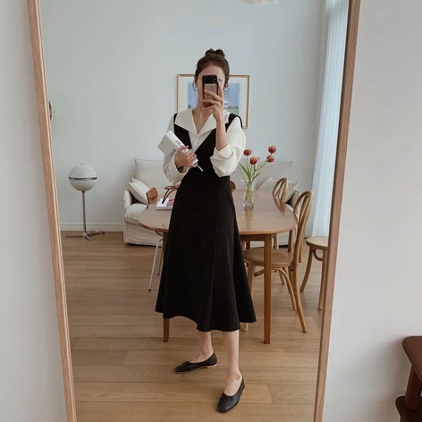 Nếu theo đuổi phong cách thời trang ngọt ngào, nữ tính, chị em hãy mix áo blouse với váy yếm. Đi thêm một đôi giày búp bê là các quý cô đã có ngay một set đồ lịch sự để đi làm trong ngày mưa.