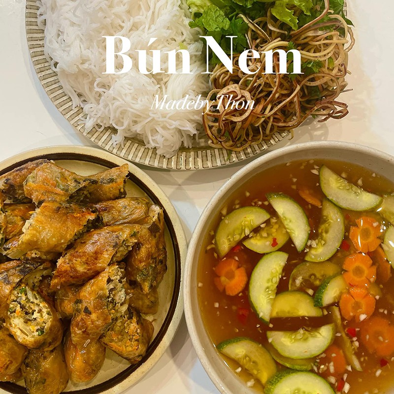 Bún chấm nem.
