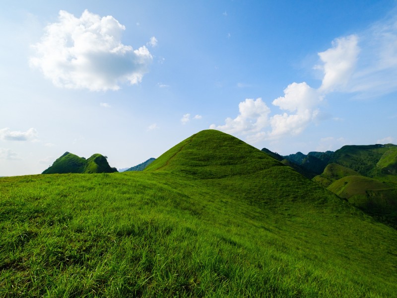 Nằm cách trung tâm TP Cao Bằng khoảng 80km, đồi cỏ Ba Quáng nằm giáp ranh giữa xóm Khum Đin và xóm Bắc Vọng, thuộc địa phận xã Vinh Quý, huyện Hạ Lang, tỉnh Cao Bằng. (Ảnh: Đàm Anh)
