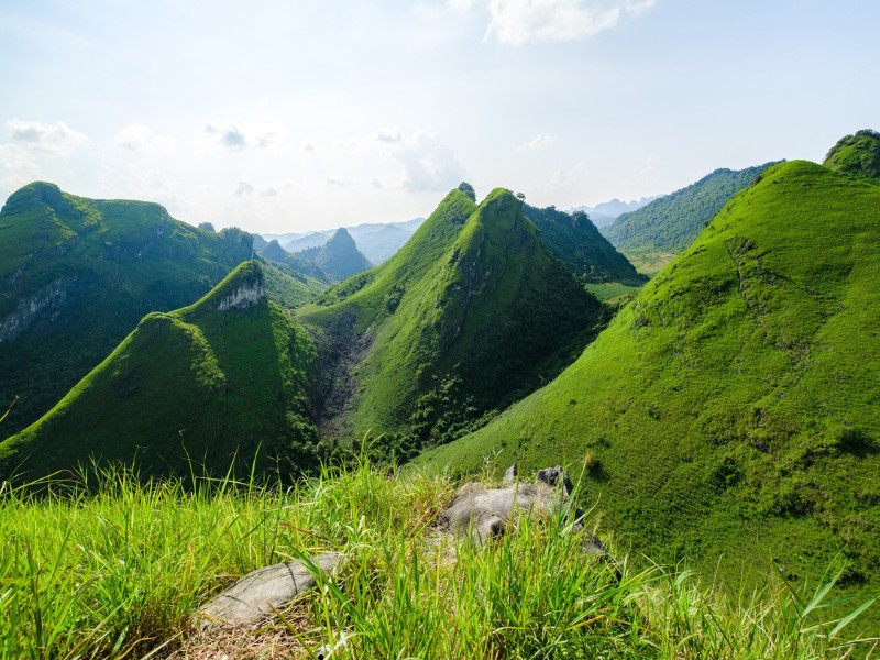 Mùa hè, đồi cỏ Ba Quáng bước vào mùa cỏ xanh, khí hậu tương đối mát mẻ, thu hút nhiều du khách đến ngắm cảnh, chụp ảnh và cắm trại. (Ảnh: Đàm Anh)
