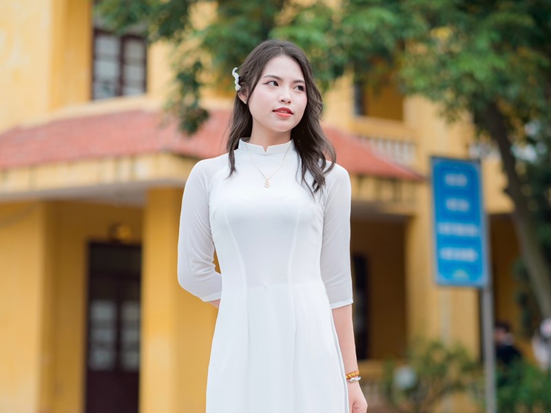 Thủ khoa khối C - Ngô Thị Hương Giang (Trường THPT Ngô Gia Tự, Bắc Ninh) bất ngờ đón nhận tin vui khi đang khi đang làm công nhân thời vụ cho một công ty tại Khu công nghiệp Tiên Sơn. Hương Giang mong muốn được theo ngành Luật Kinh tế của trường Đại học Luật Hà Nội.
