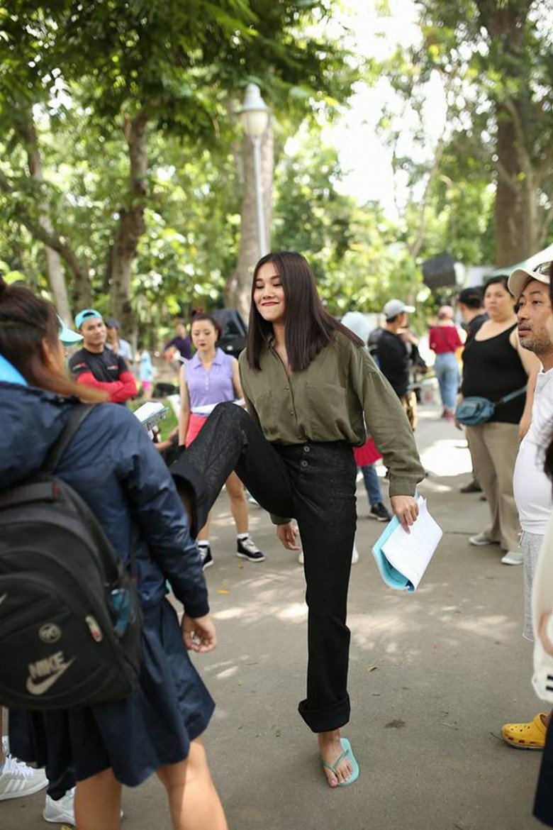 Thanh Hằng sáng đi làm mang giày lịch sự, đến khi tập luyện hay giờ nghỉ ngơi là xỏ ngay đôi dép lào vào ngay.