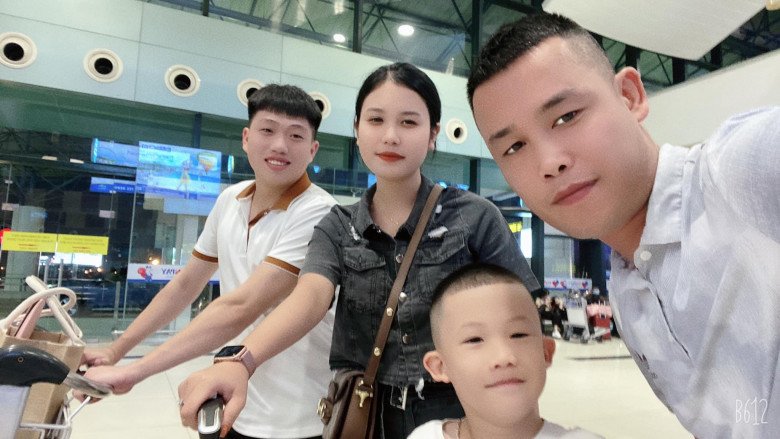 Hiệp Gà chụp ảnh cùng con gái, con trai và con rể. 