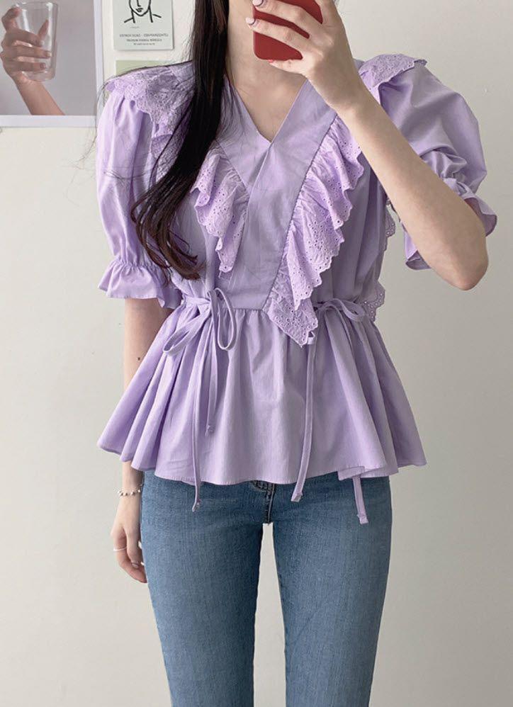 Một chiếc áo blouse tay bồng màu tím có phần eo được nhấn nhá bởi 2 chiếc nơ làm nàng nữ tính hơn. Kiểu áo này đi cùng quần jean tạo cho người mặc sự năng động và thoải mái khi làm việc nơi công sở. 