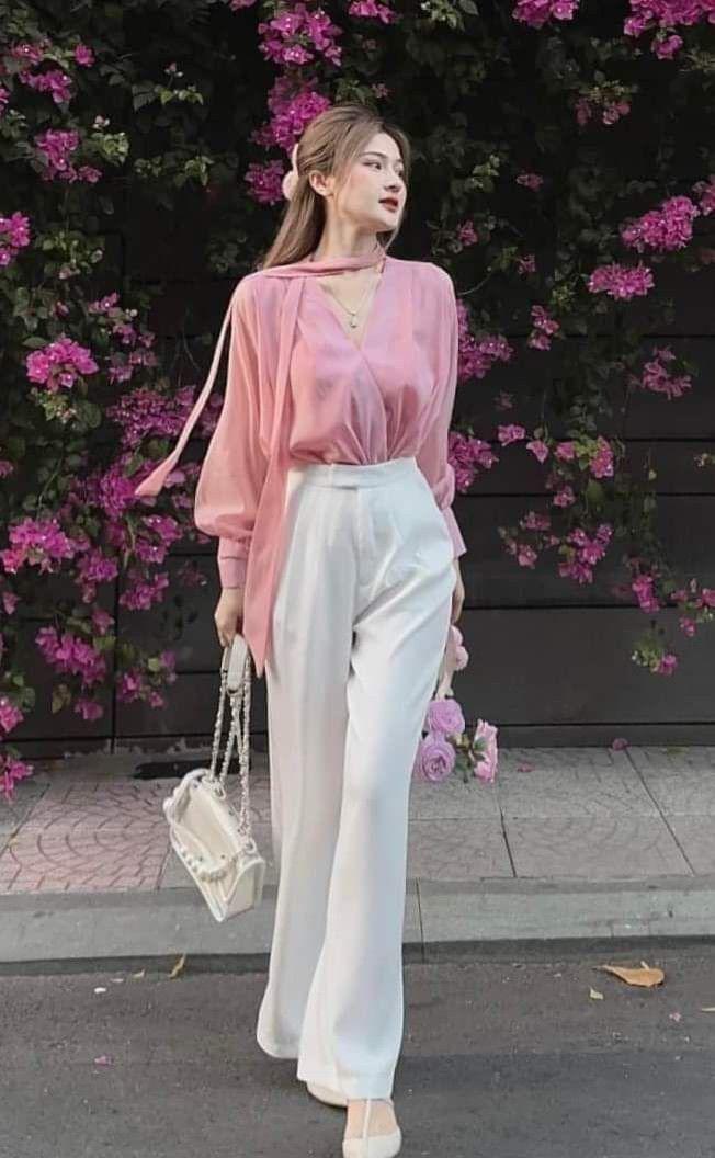 Chắc hẳn khi bước vào văn phòng thì chị em sẽ là người nổi bật nhất vì outfit vừa yêu kiều vừa ấn tượng này. 