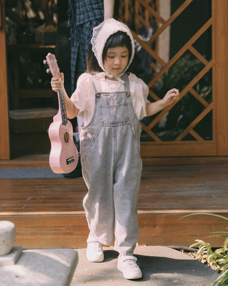 Bé He được khen xinh xắn, vóc dáng cao lớn khi lên 5 tuổi.