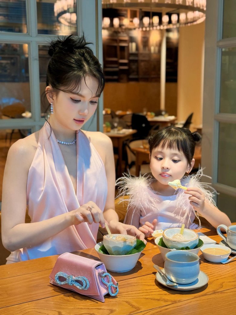 Con gái Ngọc Trinh có diện mạo giống hệt mẹ nuôi.