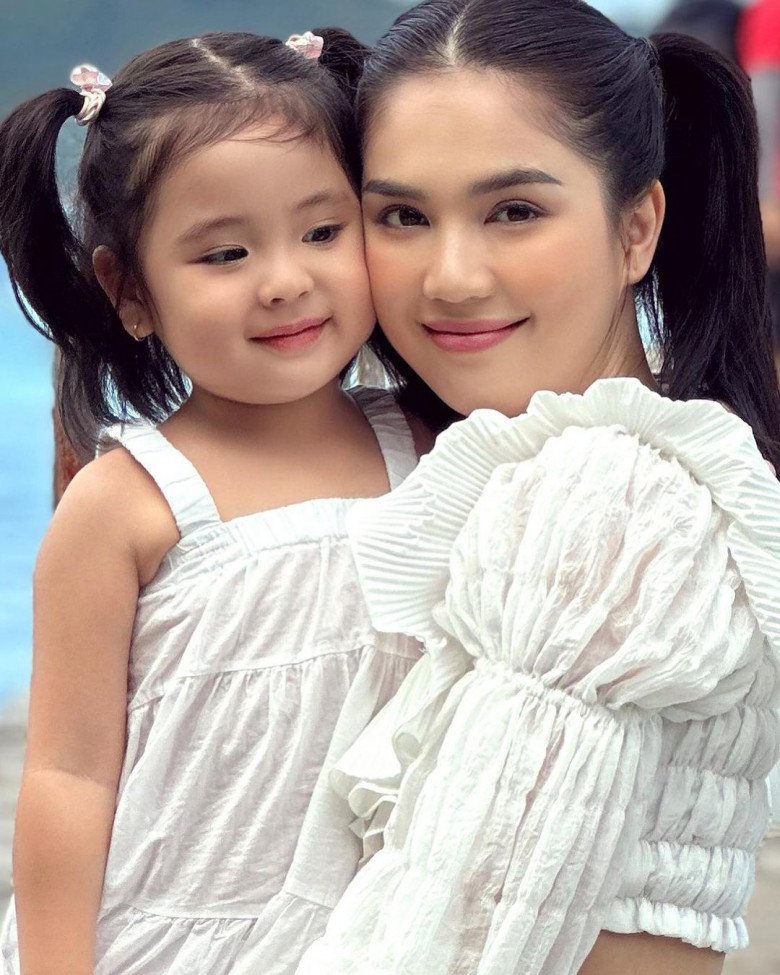 Ngọc Trinh thừa nhận bé He có ngoại hình giống mình nên bị hiểu nhầm là con ruột.